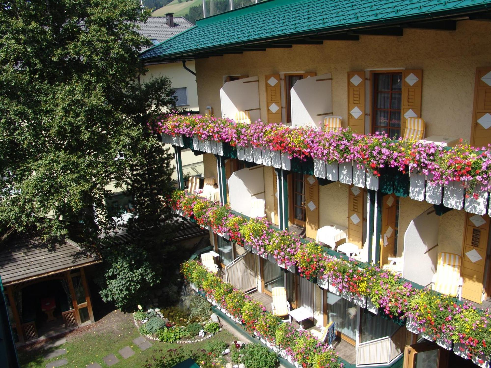 Hotel Cavallino Bianco - Weisses Roessl San Candido Eksteriør bilde